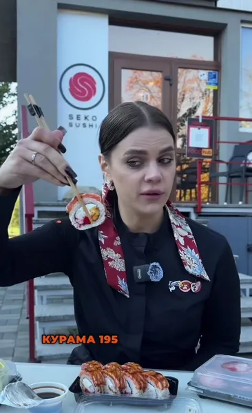 «І в кабіну зараз запихнем»: тіктокерка перевірила луцькі суші (відео)