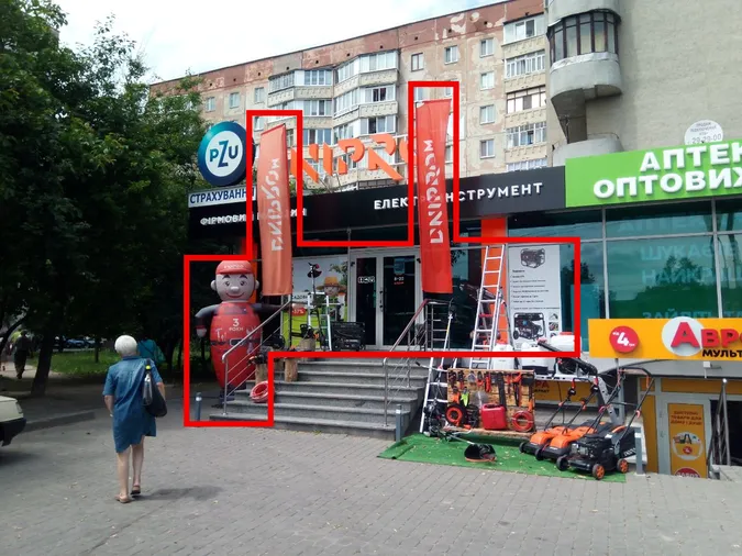 У Луцьку зобов'язали ROZETKA, «Аврору» та Dnipro M прибрати незаконні вивіски (фото)
