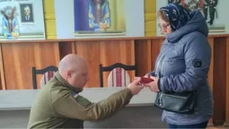 На Волині матері загиблого захисника вручили його посмертну нагороду (фото)