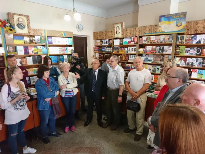 У Луцьку бунт проти закриття найстарішої книгарні міста (фото)