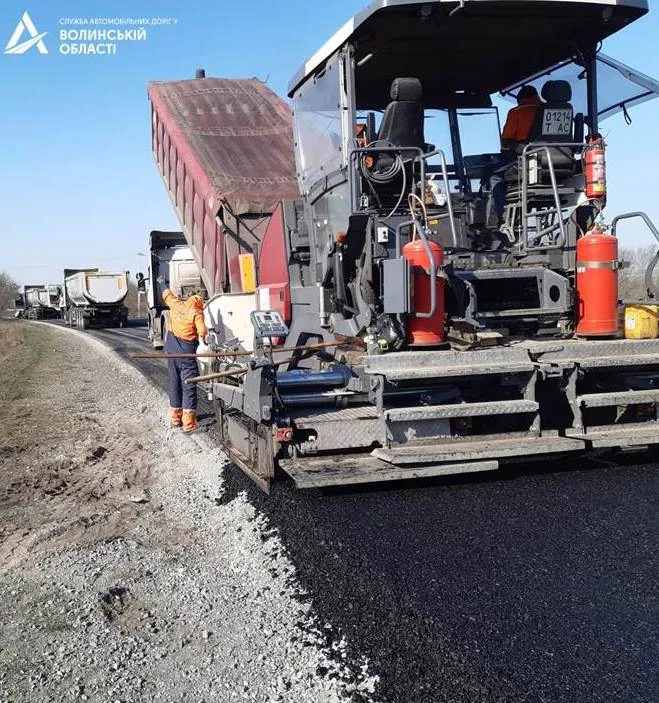 На об'їзній трасі неподалік Луцька кладуть новий асфальт (фото)