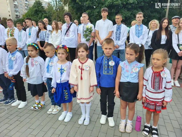 1 вересня у луцькому ліцеї №10: лінійка для першачків та випускників (фото)