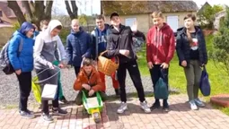 Валізи, кошики та наволочки: гімназія в Гаразджі провела «День без портфеля» (відео)