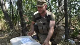 Волинському воїну на передову доставили посилку від коханої (фото)