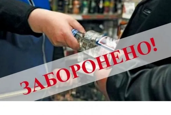 Луцькі муніципали перевірили магазини на «нічний алкоголь» (фото)