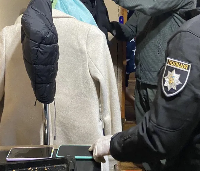 Проносили наркотики у СІЗО: неповнолітнього лучанина і його спільника взяли під домашній арешт