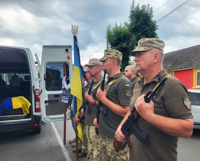16 місяців очікувань: у Ковелі попрощалися із Захисником Русланом Нечипоруком (фото)