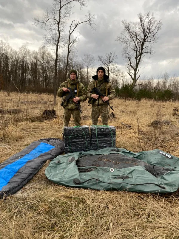 Здав місцевий: на Волині знайшли сигарети і човен контрабандистів (фото)