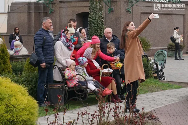 Війна і Воскресіння: у Луцьку святять паски у суботу і без свічок (фото)