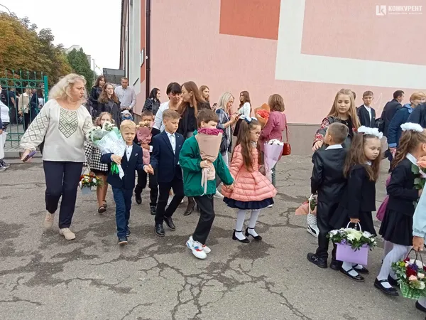 Веселі і сумні: святкування першого дзвоника у луцькій школі №9 (фото)