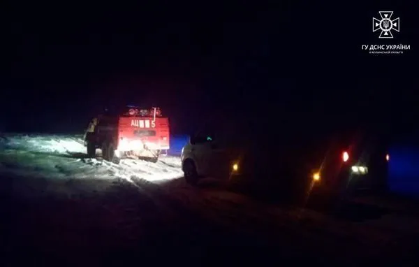 На Волині в снігових заметах застрягли дві «швидкі» та автомобіль хлібозаводу (фото)