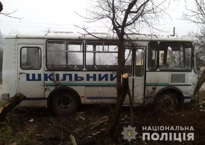 Водію стало зле: на Волині шкільний автобус в’їхав у паркан і дерева
