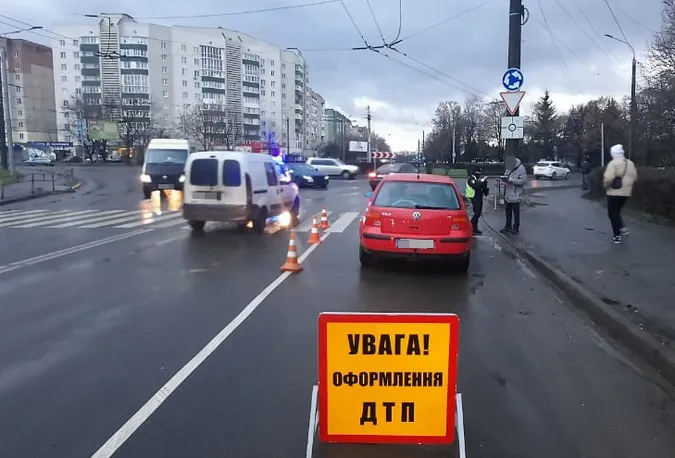 У Луцьку Volkswagen збив жінку на переході (фото, відео)