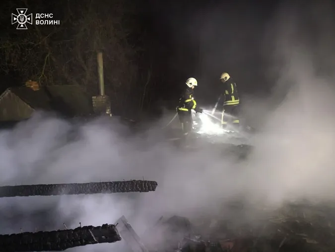 Три пожежі за добу: на Волині горіли господарська споруда, дача і крамниця (фото)