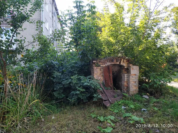 Саморобна лавка і ліхтарик: у Луцьку скаржаться на занедбаний двір на Потебні (фото)