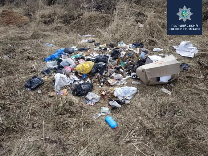 Біля села на Волині виявили гору сміття: винуватця знайшли й присоромили