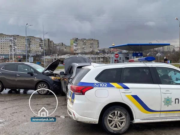 В Нововолинську трапилась аварія за участі трьох авто: на місці працювала поліція (фото, відео)