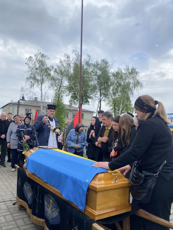 Зовсім юний: у Луцькому районі попрощалися із воїном Романом Романюком (фото)