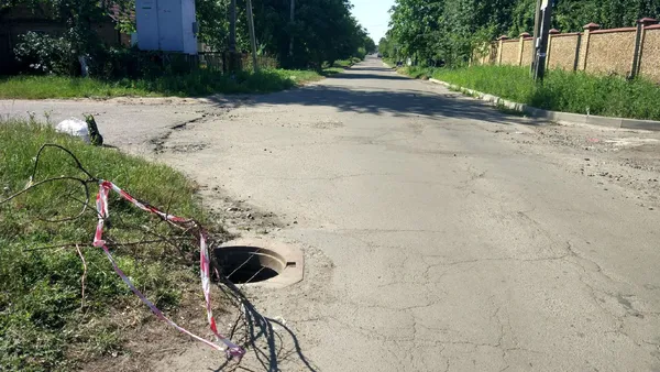 Лучани просять муніципалів позачиняти люки (фото)