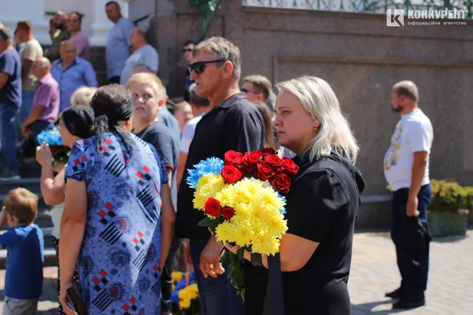 Віддали життя за нас: Луцьк на колінах попрощався з двома захисниками (фото, відео)