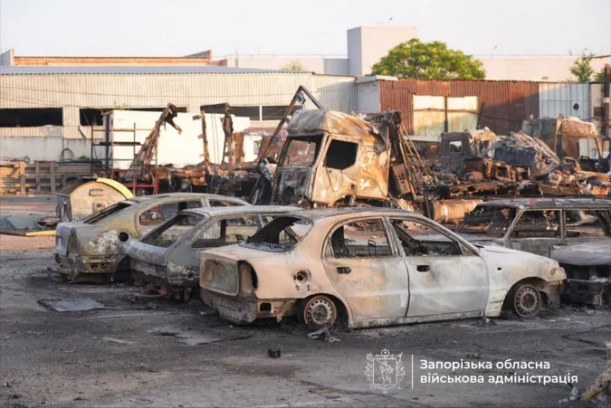 Пожежі, зруйновані склади, вибиті вікна: росіяни вночі атакували Запоріжжя (фото)