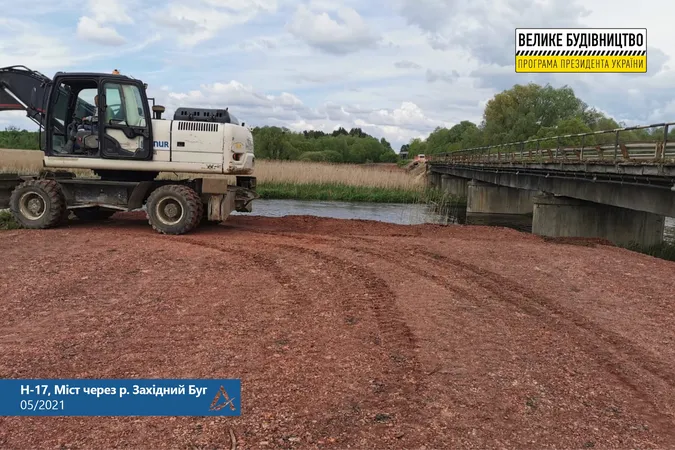 Дорожники розповіли, що там із мостом на трасі Луцьк-Львів (фото)