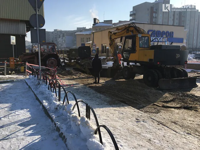 Прорив на водогоні біля «ПортCity»: показали масштаби провалля (фото, відео)