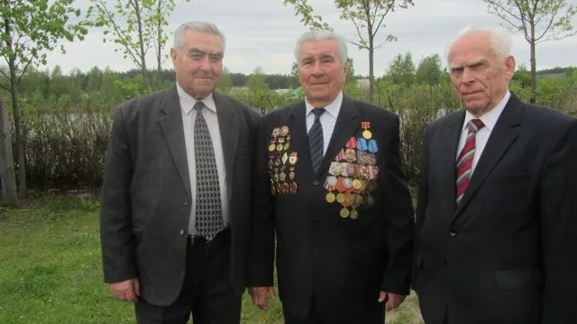 На фото у центрі