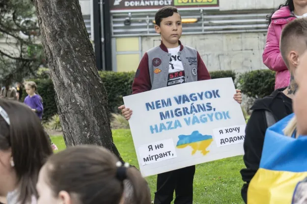 В Угорщині уперше пройшов велелюдний мітинг за Україну, поруч з проросійським (відео)
