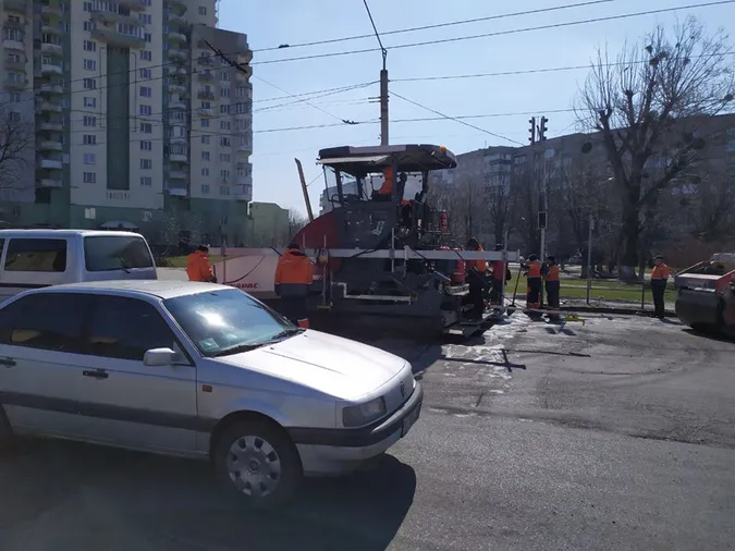 У Луцьку ремонтують вулицю Рівненську: що вже зробили і де взяли гроші (фото)