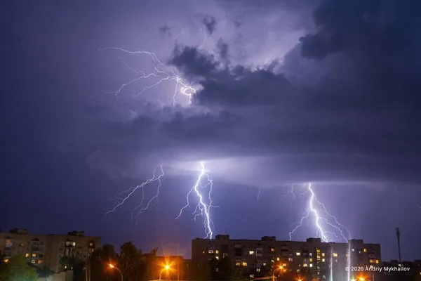 Заворожує: зазнімкували нічну блискавку у Луцьку (фото)