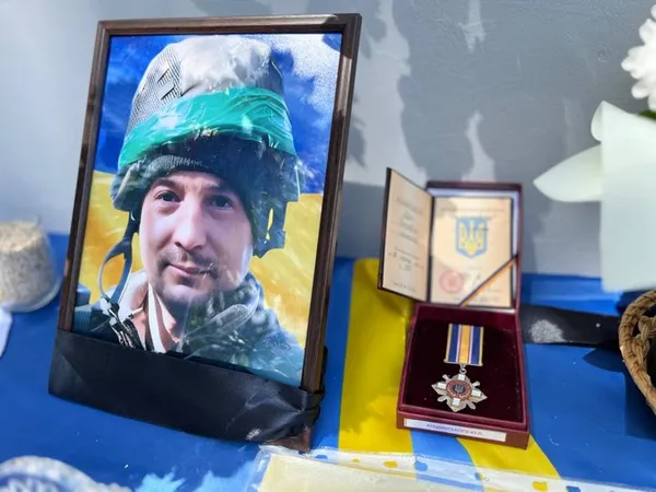 «Дуже боляче стояти на могилі сина»: спогади матері полеглого воїна Юрія Кошинського (фото, відео)