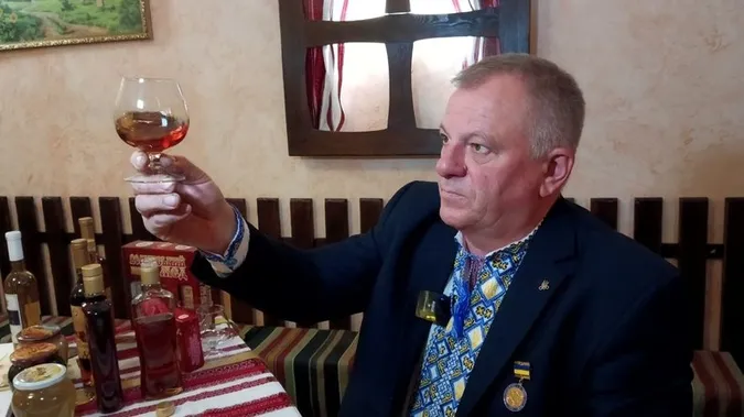 Волинський бджоляр подарує Луцьку 200 літрів питного меду (фото, відео)