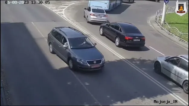 У Луцьку – аварія перед кільцем: Nissan «поцілував» Renault (відео)