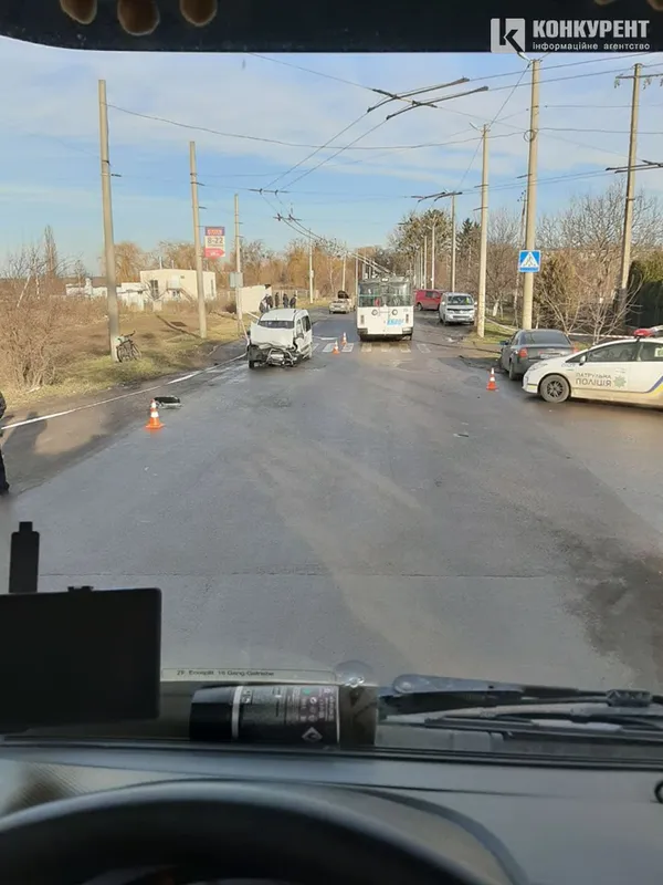 Біля Луцька зіткнулися три автомобілі: один відкинуло у кювет (фото)