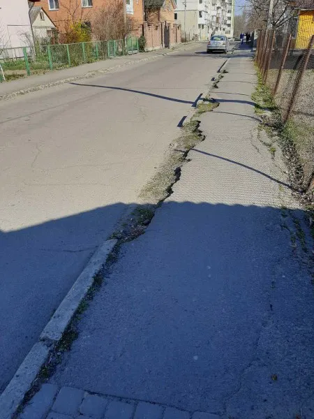 У Луцьку просять відремонтувати дорогу і тротуар (фото)