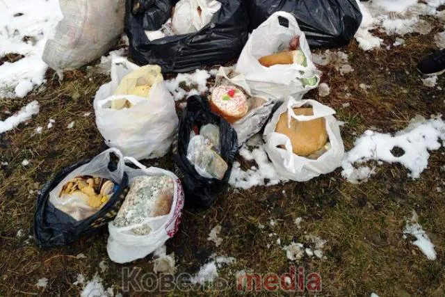 На Волині священник викинув на смітник минулорічні паски (фото, відео)