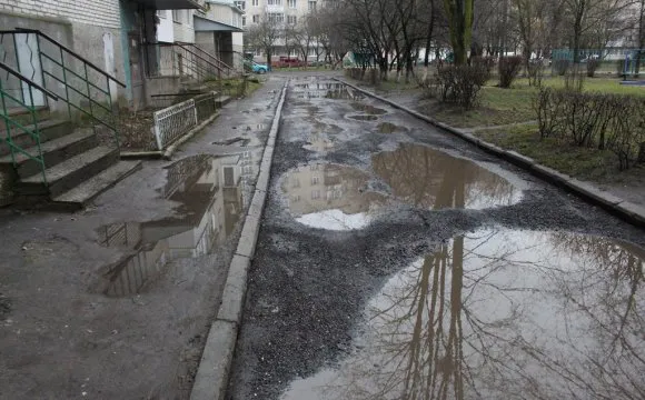 Ні пройти, ні проїхати: у Луцьку просять відремонтувати аварійний двір