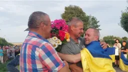 Усмішки крізь сльози: на Волинь з полону повернувся Леонід Карига (фото)