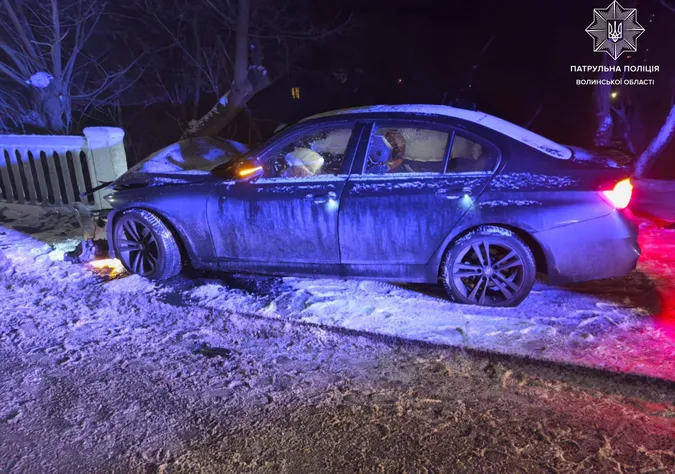 Влетів у бетонну огорожу: у Луцьку п'яний водій на BMW вчинив нічну ДТП (фото)