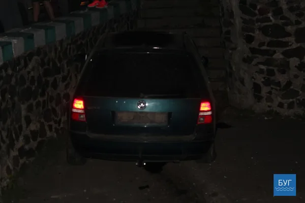 «Не пропустив»: у Володимирі авто в’їхало у танк-пам’ятник (фото)
