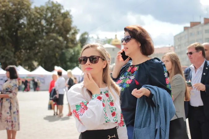 Квіти і класична музика: у центрі Луцька почали святкування Дня міста (фото)