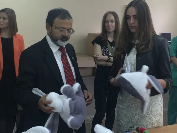 Індійський посол оцінив і «пощупав» волинські іграшки (фото)