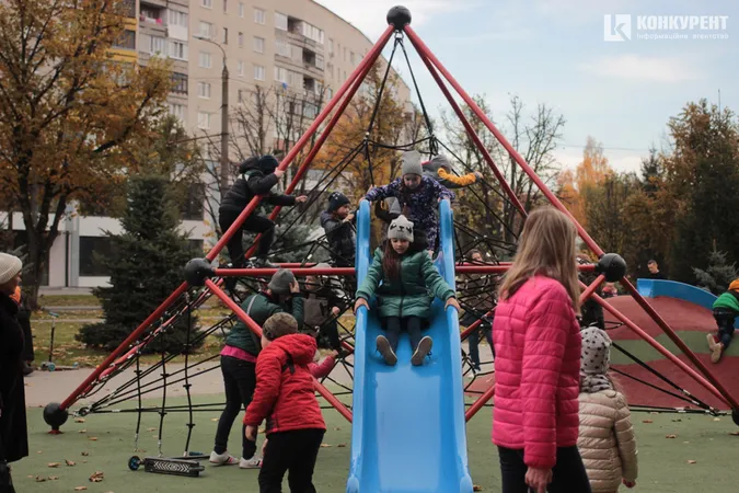 Показові виступи та сотні дітей: як у Луцьку відкривали урбан-парк (фото)