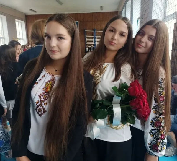 «Я її майже не бачу»: військовий у Луцьку повів доньку до першого класу (фото, відео)