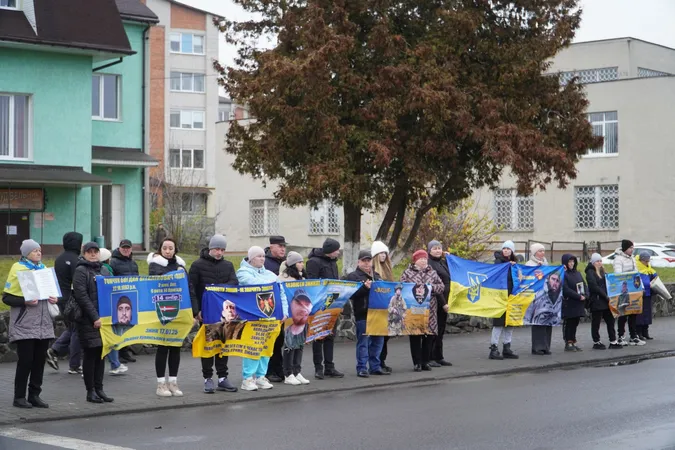 У місті на Волині відбулася мирна акція на підтримку полонених та зниклих безвісти захисників (фото)