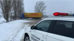 На волинській трасі розвернуло вантажівку (відео)