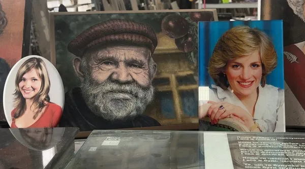 Зразки фотокераміки та фотоскла, з яких роблять портрети на пам’ятники. Суспільне Луцьк