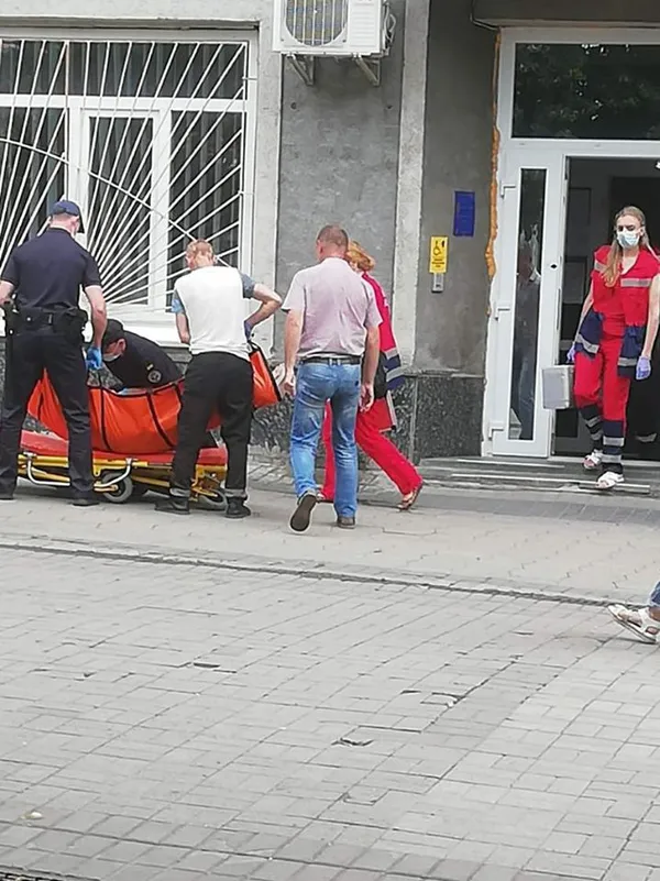 У Луцьку «швидка» забрала жінку із судового засідання (фото)