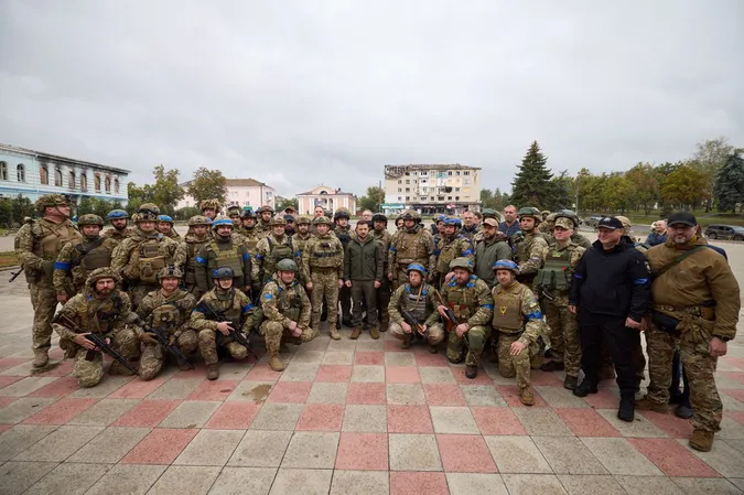 Зеленський приїхав у звільнений від окупантів Ізюм (фото, відео)